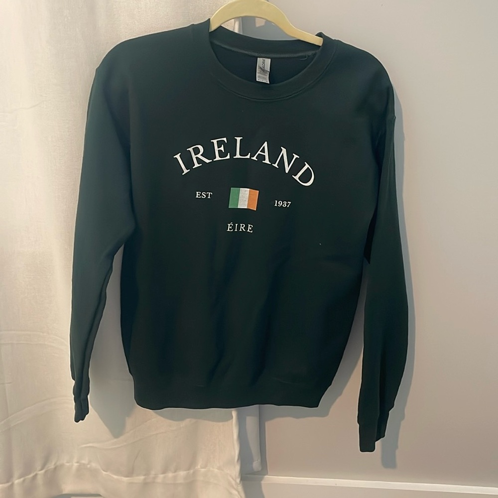 Ireland Sweatshirt. Size: S